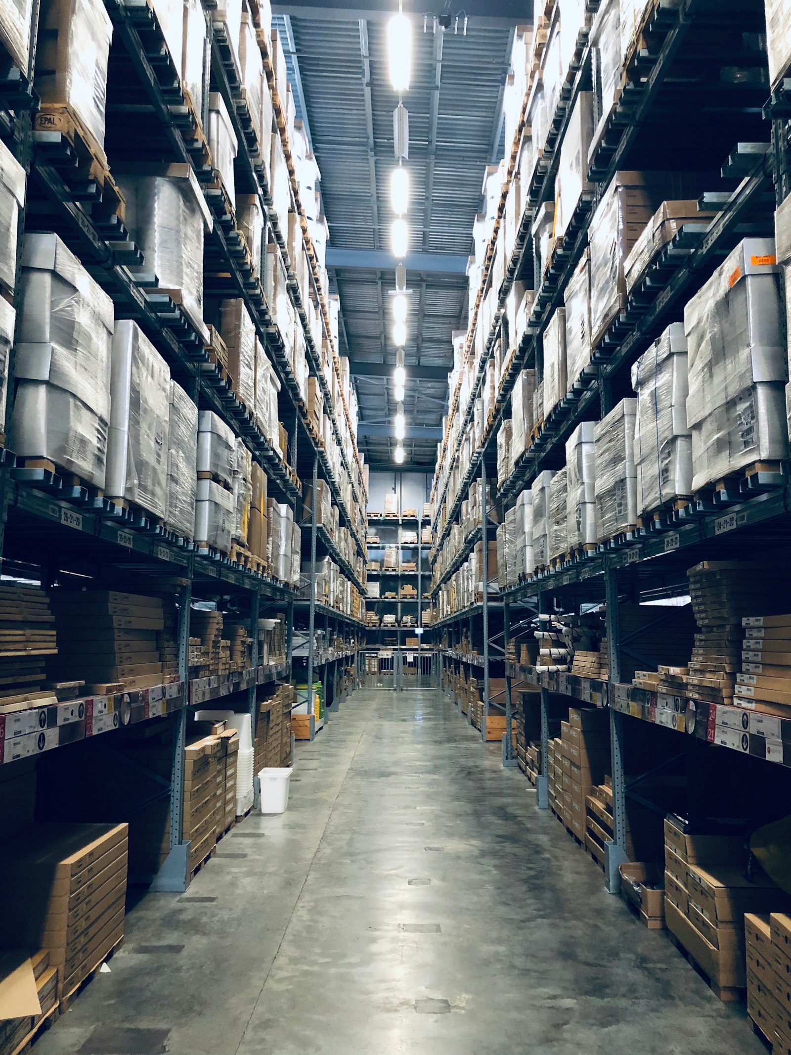 Lavoratori in un moderno magazzino logistico